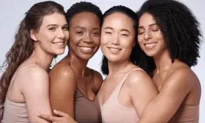 Grupo de mulheres sorrindo com confiança.