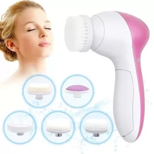 Rosto de uma mulher e ao lado direito o produto Escova Massageadora Facial 5 em 1.