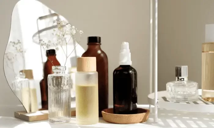 Produtos de skincare organizados em uma superfície.